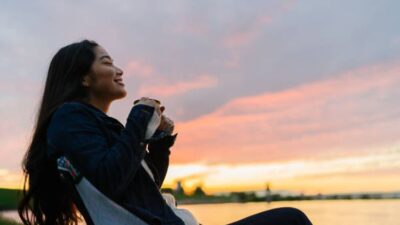 Stres adalah bagian tak terhindarkan dari kehidupan sehari-hari, namun mengelolanya dengan cara yang sehat dapat membantu menjaga keseimbangan mental dan emosional (Sumber foto: Kompas)