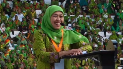 Khofifah Indar Parawansa, eks Menteri Sosial dan Ketua Umum PP Muslimat NU, akan menyerahkan surat nonaktifnya dari jabatan Ketua Umum PP Muslimat NU. Langkah (Sumber foto : Viva)