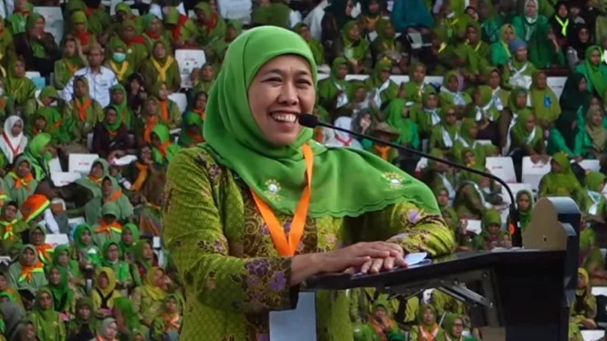 Khofifah Indar Parawansa, eks Menteri Sosial dan Ketua Umum PP Muslimat NU, akan menyerahkan surat nonaktifnya dari jabatan Ketua Umum PP Muslimat NU. Langkah (Sumber foto : Viva)