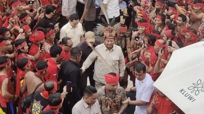 Calon presiden nomor urut 2, Prabowo Subianto, memulai kampanye di Pulau Kalimantan dengan menghadiri acara Bahaupm Bide Bahana Tariu Borneo Bangkule Rajakng (Sumber foto: Viva)