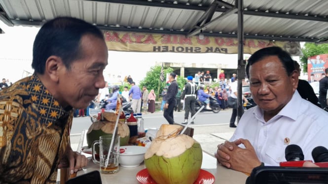 Pada Minggu (28/1/2024), suasana berbeda tercipta ketika Presiden Joko Widodo (Jokowi) dan calon presiden nomor 2, Prabowo Subianto, menyempatkan diri untuk makan (Sumber foto: Viva)