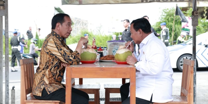 Belum selesai pro kontra terkait pernyataan presiden boleh memihak dan beraktivitas kampanye, momen tak terduga terjadi saat Presiden Joko Widodo (Jokowi) dan Menteri (Sumber foto: RMOL)