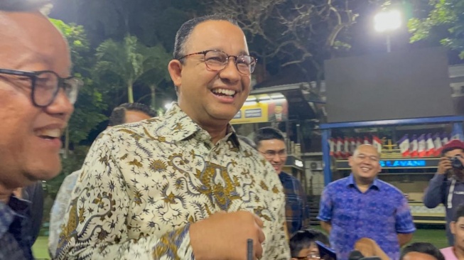 Calon Presiden nomor urut 1, Anies Rasyid Baswedan, memberikan ucapan selamat ulang tahun kepada Ketua Umum PDIP, Megawati Soekarnoputri, yang merayakan (Sumber foto : Suara.com)