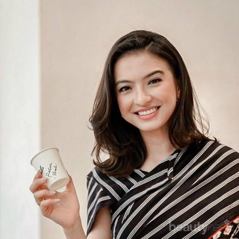 Pada Maret 2024, dunia hiburan Indonesia akan disaksikan oleh pernikahan Raline Shah, seorang artis cantik asal Kota Medan, dengan seorang pengusaha tambang, (Sumber foto : Beautynesia)