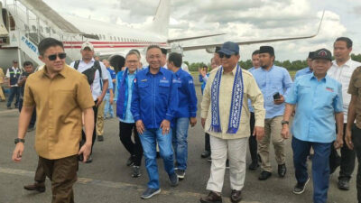  Calon presiden nomor urut 02, Prabowo Subianto, tiba di Bandara Radin Inten II Lampung pada Kamis (11/1) sekitar pukul 12.15 WIB. Kedatangannya menjadi momen (Sumber foto: Kumparan)