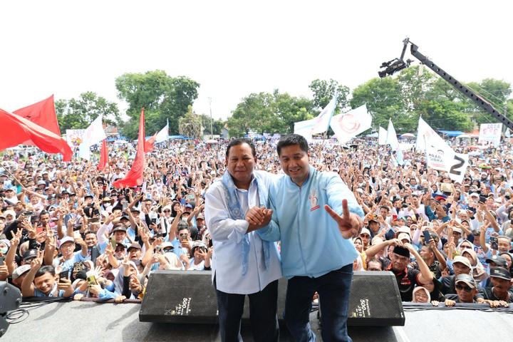 Politisi senior Maruarar Sirait, yang akrab disapa Bang Ara, menyampaikan doa dan dukungannya untuk calon presiden nomor urut 2, Prabowo Subianto. Doa tersebut (Sumber foto : Kumparan)