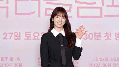 Pemeran utama drama korea populer, Park Shin Hye, akan kembali menyapa penggemarnya melalui drama terbarunya yang berjudul "Doctor Slump". Drama ini akan ( Sumber foto : Tempo)