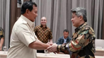 Calon Presiden (Capres) nomor urut dua, Prabowo Subianto, mendapatkan nasihat dan saran berharga dari Uskup Agung Jakarta, Ignatius Kardinal Suharyo, saat berkunjung (Sumber foto: Prokalteng)