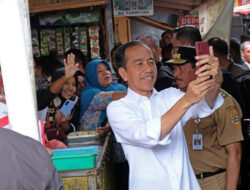 Presiden Jokowi Tidak Ajak Mensos Risma dalam Penyaluran Bansos Terkini