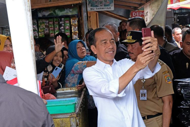 Koordinator Staf Khusus Presiden, Ari Dwipayana, mengonfirmasi bahwa Presiden Joko Widodo tidak melibatkan Menteri Sosial (Mensos) Tri Rismaharini dalam penyaluran sejumlah (Sumber foto: Kompas)