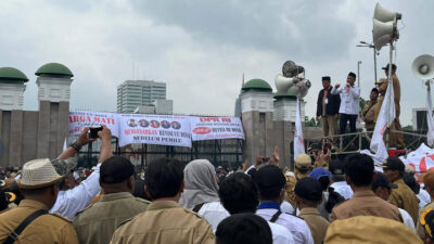 Polisi melakukan rekayasa lalu lintas di sekitar Gedung DPR RI, Jalan Gatot Subroto, Jakarta Pusat, pada Rabu (31/1) sebagai langkah antisipasi menyikapi demo (Sumber foto: Kumparan)