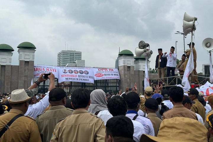 Polisi melakukan rekayasa lalu lintas di sekitar Gedung DPR RI, Jalan Gatot Subroto, Jakarta Pusat, pada Rabu (31/1) sebagai langkah antisipasi menyikapi demo (Sumber foto: Kumparan)