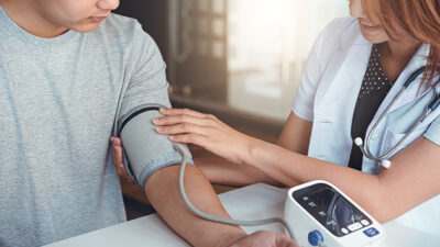 Ada sejumlah cara yang dapat dilakukan untuk meminimalisir gejala hipertensi. Hipertensi atau tekanan darah (Sumber foto: Halodoc)