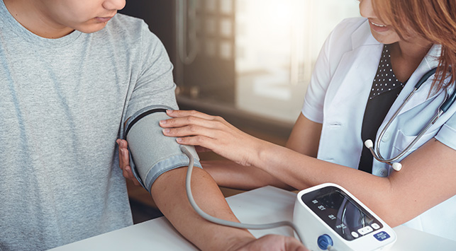 Ada sejumlah cara yang dapat dilakukan untuk meminimalisir gejala hipertensi. Hipertensi atau tekanan darah (Sumber foto: Halodoc)