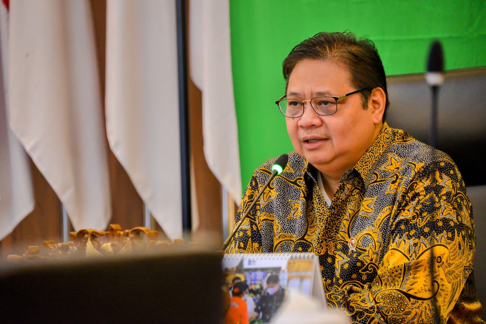Ketua Umum Partai Golkar, Airlangga Hartarto, mengungkapkan ketidakpastian terkait keputusan mantan politikus Partai Demokrasi Indonesia Perjuangan (PDI-P) (Sumber foto : Radar Lombok)