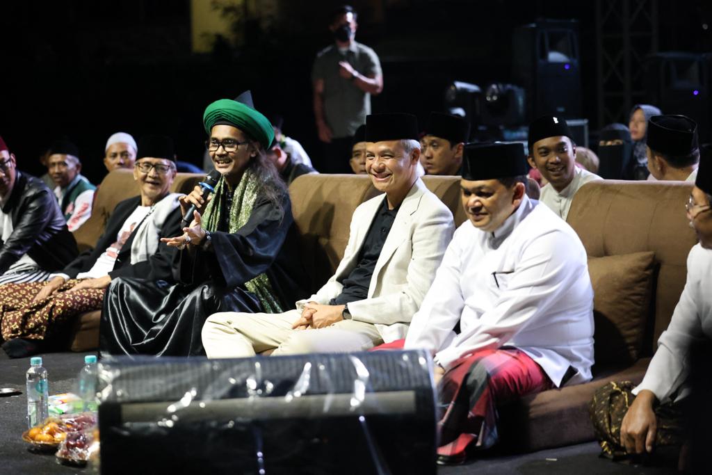 Calon Presiden nomor urut 3, Ganjar Pranowo, memilih merayakan malam pergantian tahun dengan istighosah bersama puluhan ribu warga Kabupaten Semarang. Acara ini (Sumber foto : Awall.id)