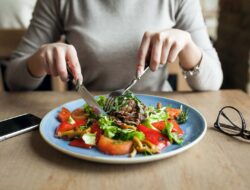 Ternyata Ini Alasan Mengapa Makan Sebelum Tidur Bisa Berdampak pada Bertambahnya Berat Badan