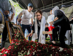 Pecah, Isak Tangis Putri Bungsu Rizal Ramli dalam Pemakaman Sang Ayah