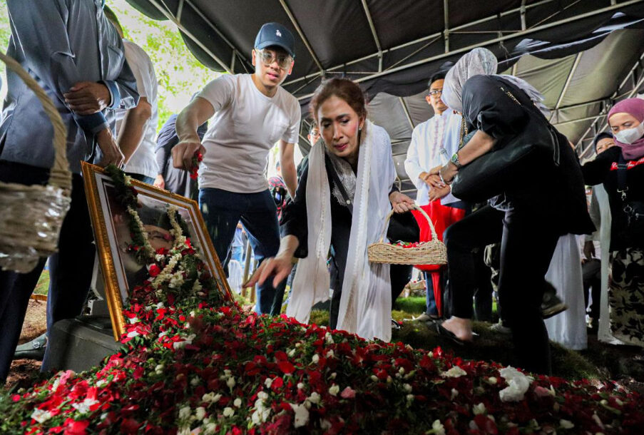 Isak Tangis Keluarga Rizal Ramli (Sumber Foto. Sindonews)