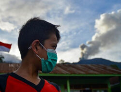 Evakuasi Heroik: Petugas TNI Bawa Warga Disabilitas ke Zona Aman Erupsi Gunung Marapi