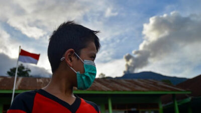 Evakuasi Heroik: Petugas TNI Bawa Warga Disabilitas ke Zona Aman Erupsi Gunung Marapi
