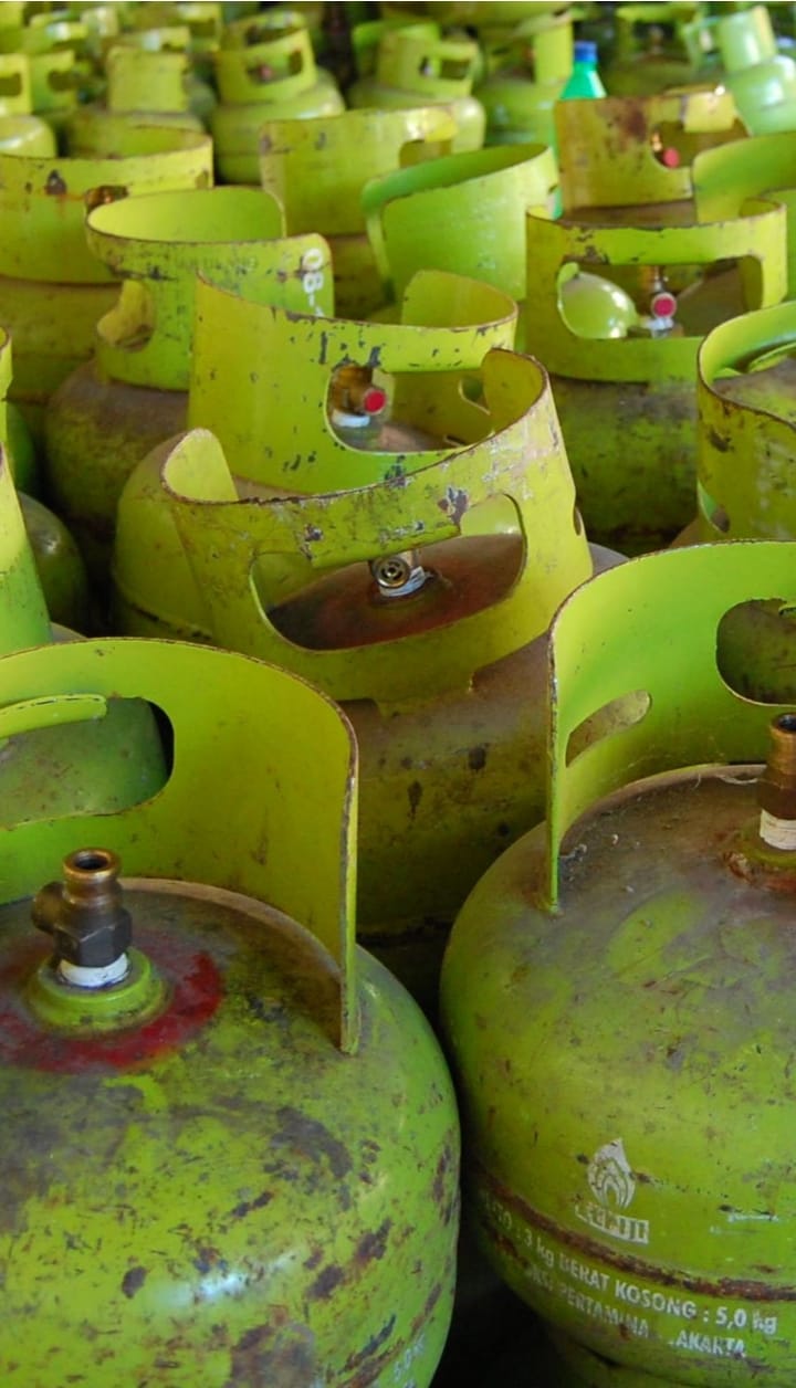 Kebijakan pemerintah yang menerapkan aturan untuk mendapatkan Gas Melon 3 Kilogram harus menunjukkan e-KTP/NIK. Menyebabkan para pelaku Usaha Mikro Kecil, (Jurnalindo.com)