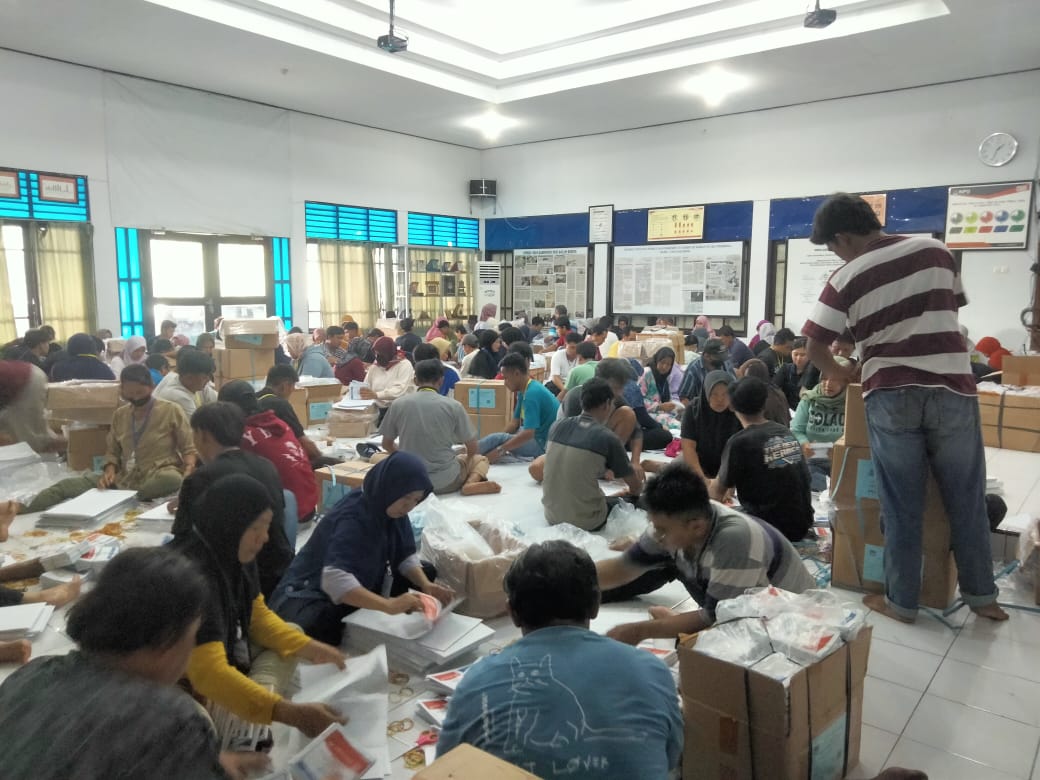 Komisi Pemilihan Umum (KPU) Kabupaten Pati melakukan pelipatan surat suara yang melibatkan sebanyak 250 orang diantaranya kelompok disabilitas. (Jurnalindo.com)