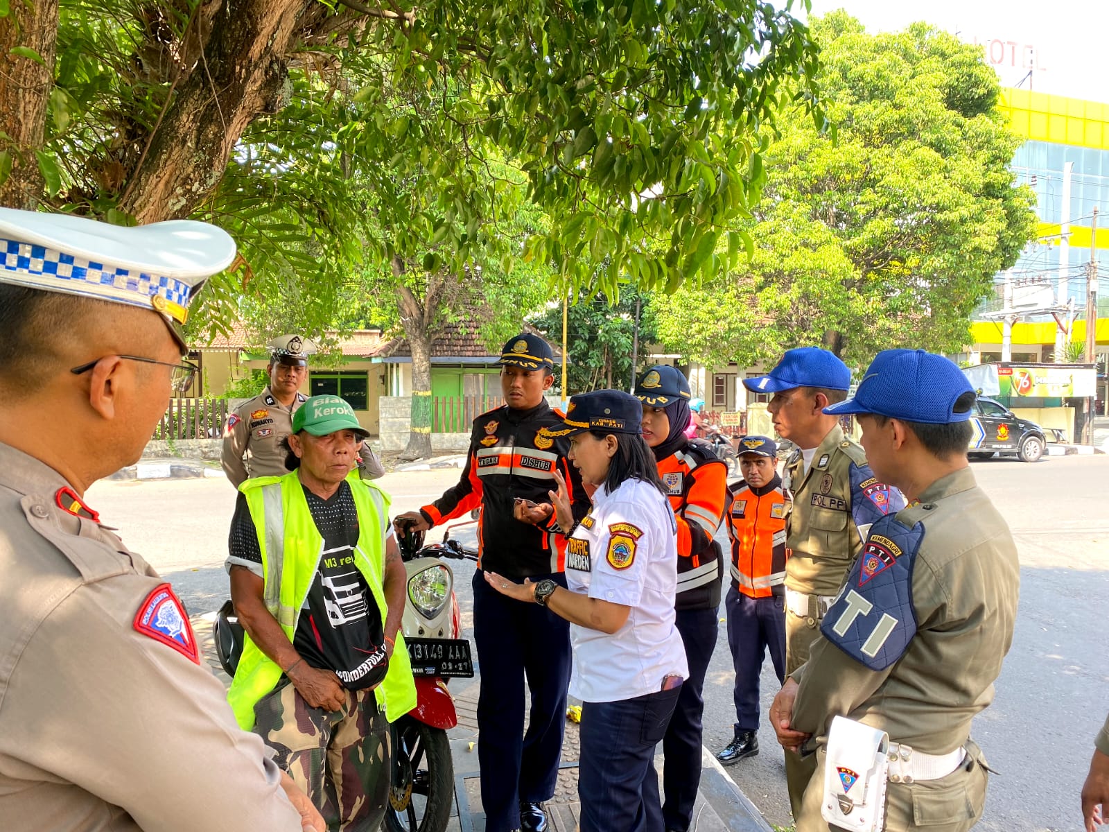 Dinas Perhubungan (Dishub) Kabupaten Pati telah melakukan penertiban kepada Pak Ogah yang selama ini dinilai bisa menyebabkan kemacetan dan keselamatan pengendara (Jurnalindo.com)