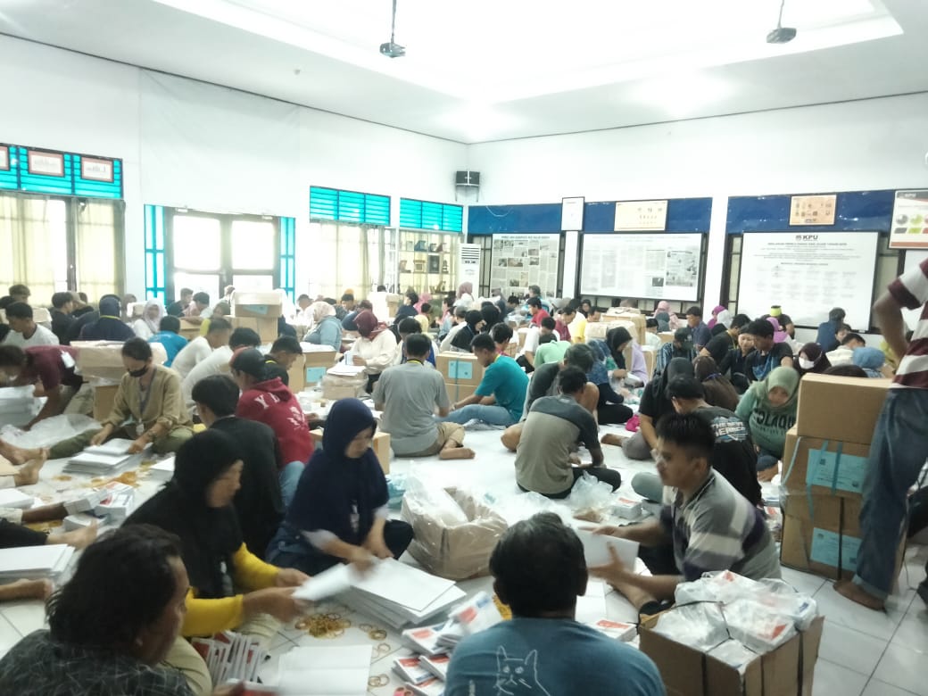 Komisi Pemilihan Umum (KPU) Kabupaten Pati telah melakukan tahapan pelipatan surat suara yang melibatkan 250 orang diantaranya kelompok disabilitas. (Jurnalindo.com)