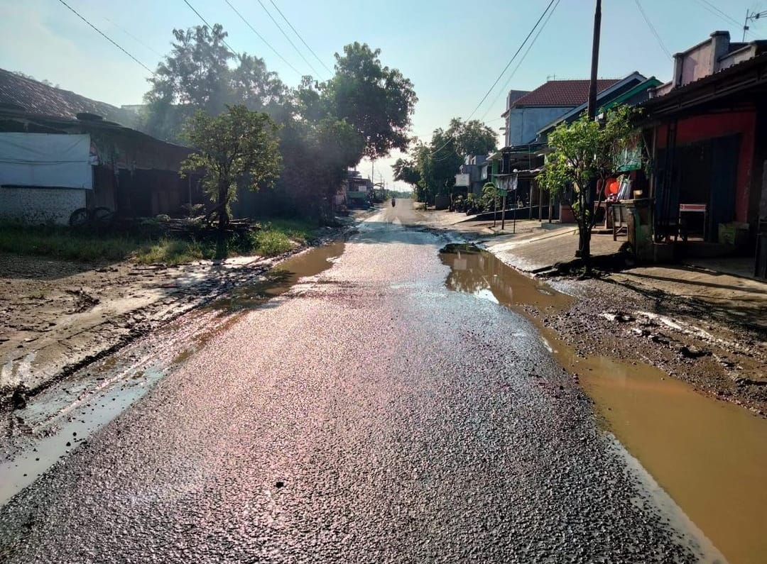 Perbaikan ruas jalan penghubung antar Kecamatan Tambakromo dengan Kecamatan Gabus masih belum selesai, meskipun jalur tersebut mendapatkan bantuan dari dana (Jurnalindo.com)