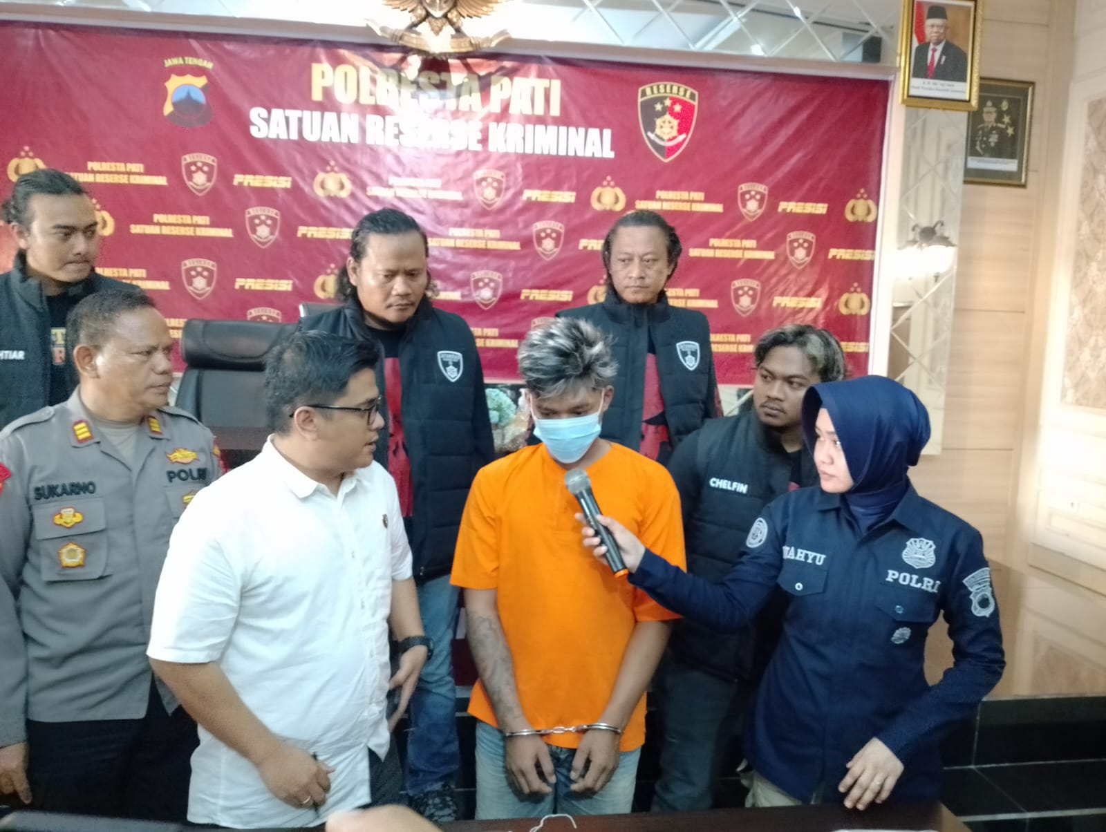 Polresta Pati mengadakan pers rilis pasca penangkapan tersangka kasus pembunuhan terhadap Sutriman perangkat desa (bayan) Desa Giling, Kecamatan Gunungwungkal, (Jurnalindo.com)
