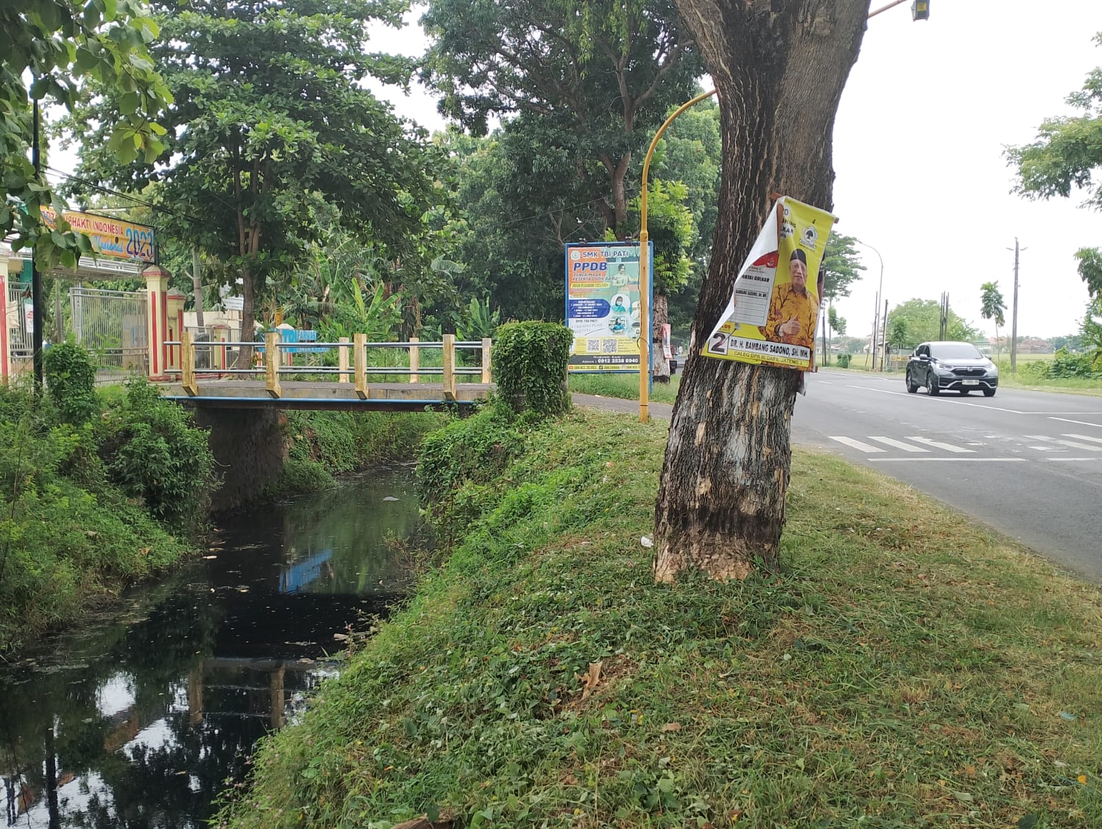 Jembatan yang dibangun diatas Sungai Simo arah Juwana hampir semuanya tak memiliki izin. Ditambah lagi berdirinya jembatan tersebut menjadi salah satu penyebab (Jurnalindo.com)