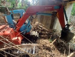 Warga Khawatir Tumpukan Sampah di sungai Bisa Sebabkan Banjir