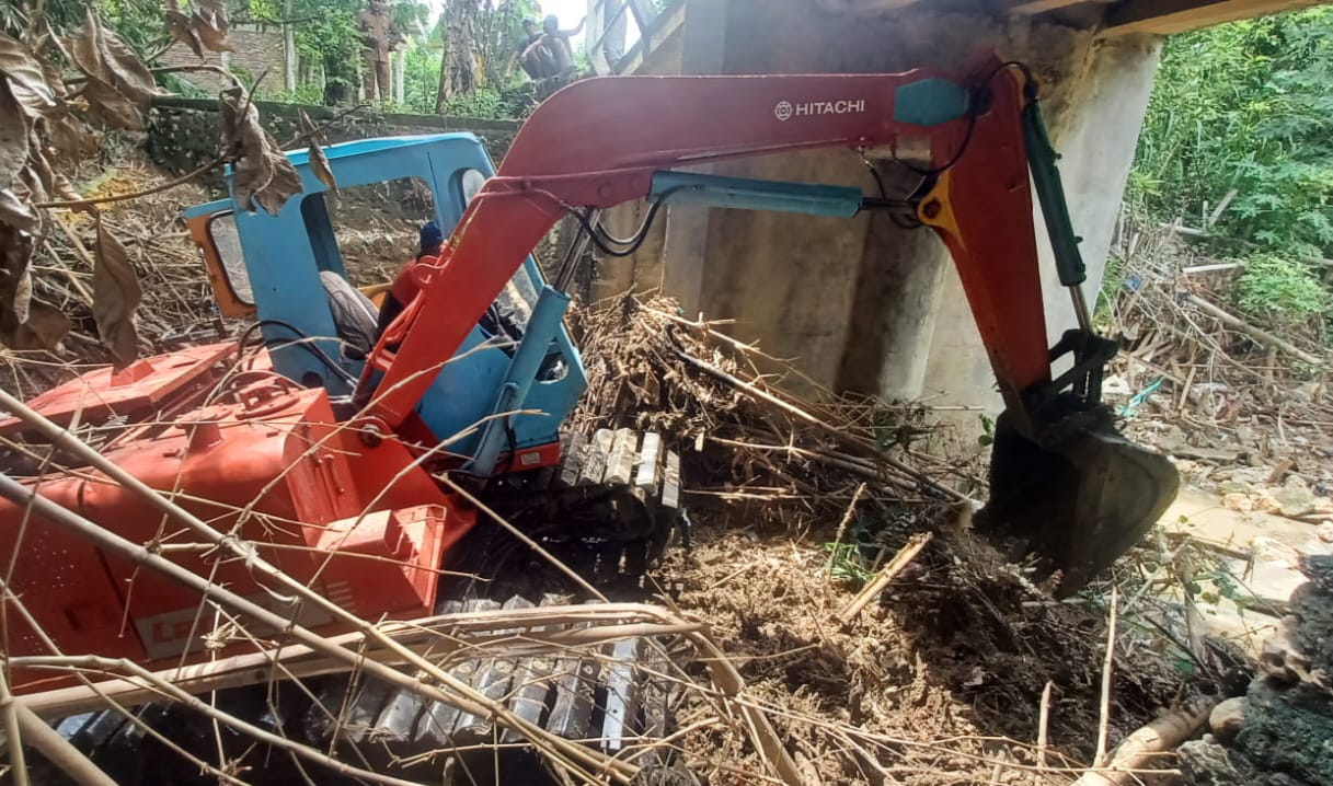 Terlihat tumpukan sampah yang berada di sungai bawah jembatan Dukuh Rumasan, Desa Mangunrekso, Kecamatan Tambakromo, Kabupaten Pati. Akibatnya aliran sungai tersebut terhambat. (Jurnalindo.com)