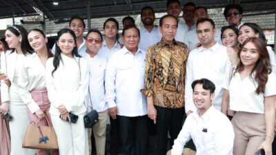 Magelang, Jawa Tengah - Pada Senin, 29 Januari 2024, suasana hangat dan santai tercipta di Bandongan, Magelang, saat Presiden Joko Widodo (Jokowi) dan Menteri (Sumber foto: Rakyat Merdeka)