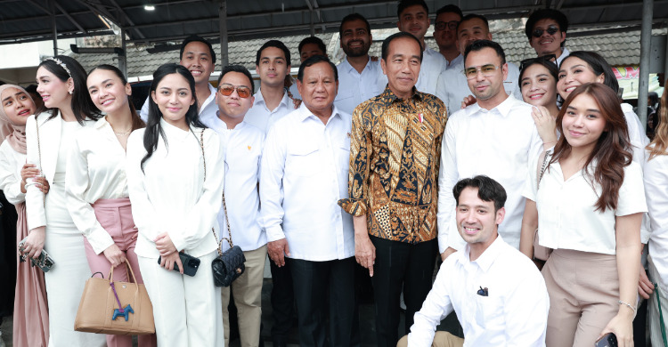 Magelang, Jawa Tengah - Pada Senin, 29 Januari 2024, suasana hangat dan santai tercipta di Bandongan, Magelang, saat Presiden Joko Widodo (Jokowi) dan Menteri (Sumber foto: Rakyat Merdeka)