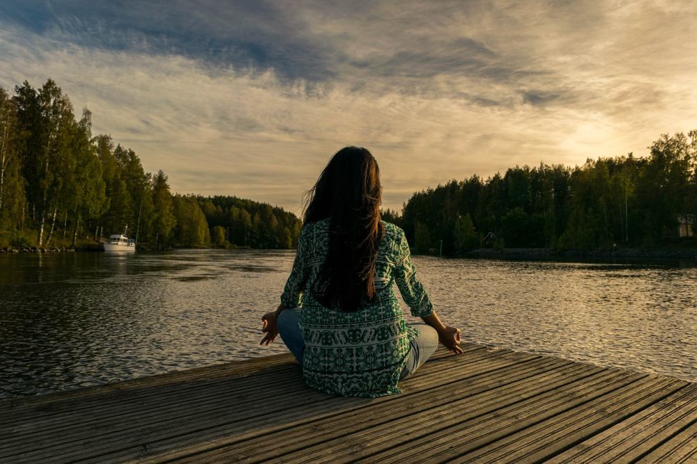 Saat seseorang mengalami gejala stres, penting untuk mengetahui hal-hal yang sebaiknya dihindari agar tidak memperburuk kondisi emosional dan fisik. Mengatasi stres (Sumber foto : Bisnis)
