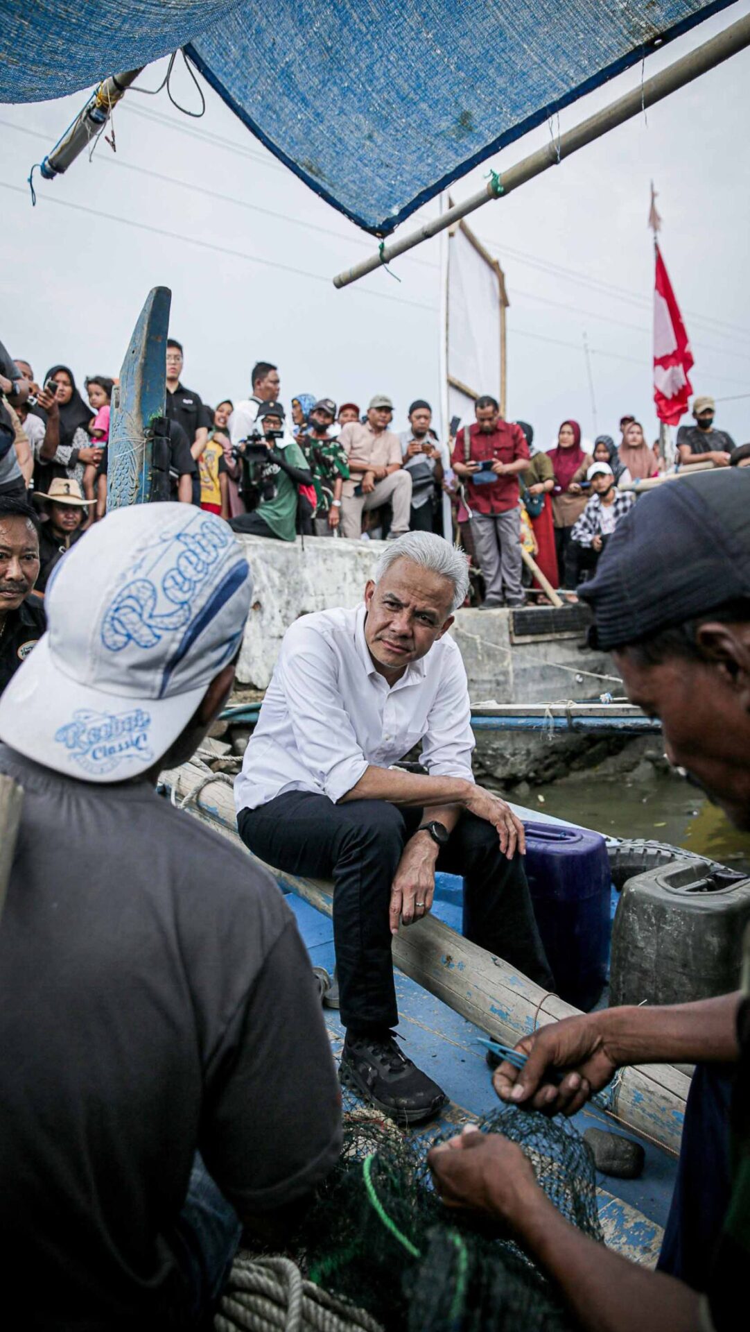 Capres nomor urut 3 dalam Pilpres 2024, Ganjar Pranowo, terus memperkuat kedekatannya dengan rakyat, kali ini dengan mengunjungi para nelayan di Desa Kaliwlingi, (Sumber foto : Merdeka.com)