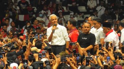 Ganjar Pranowo Disambut Meriah di Surabaya, Ratusan Pensiunan TNI/Polri Bersatu Mendukung Pasangan Nomor Urut 3