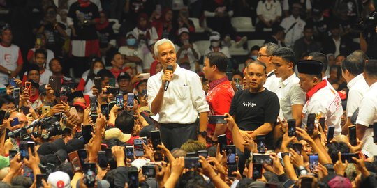 Calon presiden nomor urut 3, Ganjar Pranowo, merasakan sambutan meriah dari ratusan pensiunan Aparatur Sipil Negara (ASN), sebagian besar merupakan purnawirawan ( Sumber foto : Merdeka.com)