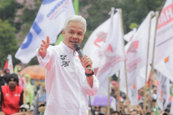 Calon presiden nomor urut 3, Ganjar Pranowo, memberikan tanggapannya terkait makan bersama antara Presiden Joko Widodo (Jokowi) dan capres nomor urut 2, Prabowo Subianto (Sumber foto: Gesuri)