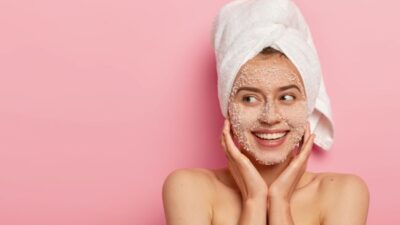 Eksfoliasi merupakan salah satu langkah perawatan kulit yang sering diabaika, padahal eksfoliasi memiliki manfaat signifikan bagi kesehatan dan penampilan wajah (Sumber foto : Alodokter)