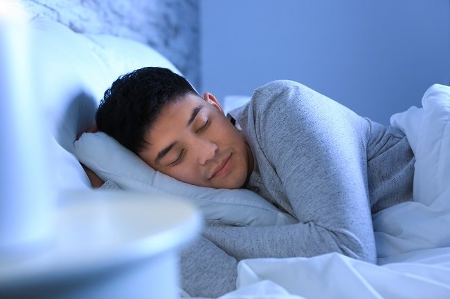 Tidur pagi seringkali dikaitkan dengan kebiasaan kurang baik yang dapat menjadi tantangan besar bagi mereka yang ingin menjalani rutinitas hidup yang lebih sehat. (Sumber foto: Alodokter)