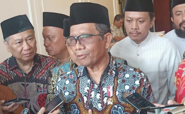 Calon wakil presiden (cawapres) nomor urut 3, Mahfud MD, memberikan jaminan bahwa tidak akan ada pelanggaran Hak Asasi Manusia (HAM) apabila dirinya dan Ganjar (Sumber foto: INews)