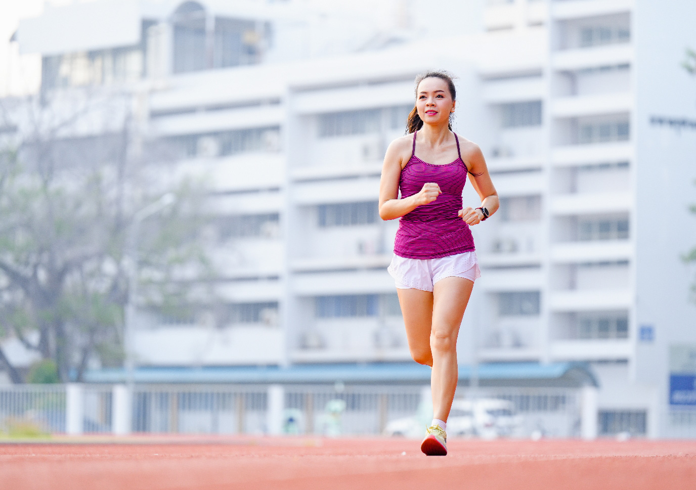 Lari pagi bukan hanya sekadar aktivitas fisik yang dilakukan untuk mengisi waktu pagi Anda, akan tetapi juga merupakan investasi berharga untuk kesehatan dan kesejahteraan (Sumber Foto: Halodoc)