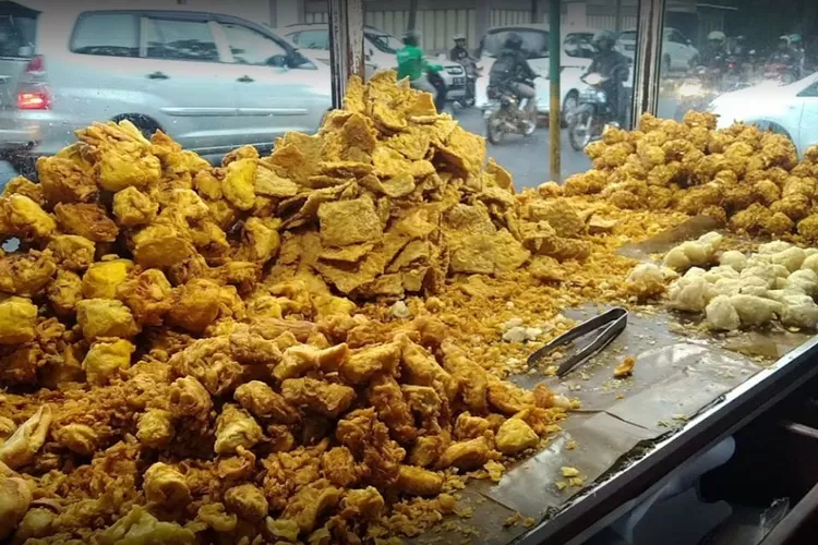 Diet sering kali dihubungkan dengan pengecualian makanan goreng-gorengan karena dianggap tinggi lemak dan kalori. Namun, apakah benar orang (Sumber foto: Ayo Bandung)