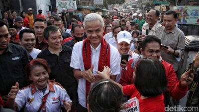 Calon Presiden nomor urut 3, Ganjar Pranowo, memberikan tanggapan santai terkait pertemuan makan malam antara Presiden Joko Widodo (Jokowi) dan calon presiden (Sumber foto : Detik)