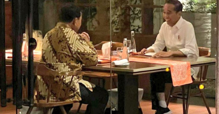 Pertemuan antara Presiden Joko Widodo (Jokowi) dan calon presiden nomor urut 2, Prabowo Subianto, pada Jumat (5/1/2024) malam di sebuah restoran di kawasan Menteng, (Sumber foto : Rakyat Merdeka)