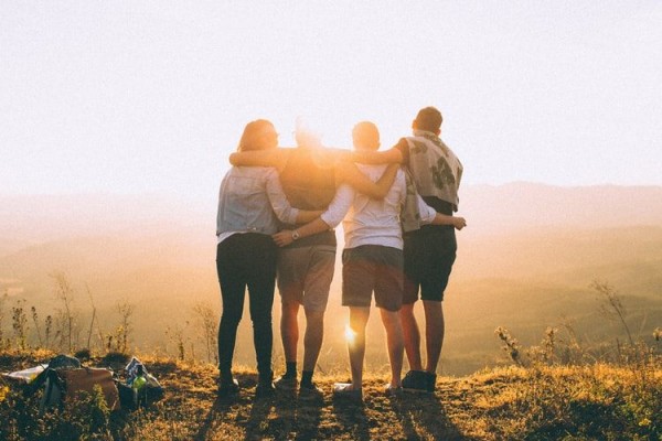 Memiliki lingkungan pertemanan yang positif dapat memberikan dampak besar pada kesejahteraan emosional dan kesuksesan pribadi Anda. Sebaliknya, berteman dengan ( Sumber foto: IDN Times)