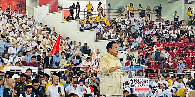Calon presiden nomor urut 02, Prabowo Subianto, mengukuhkan kehadirannya dalam acara Konsolidasi Partai Koalisi Indonesia Maju, Relawan, dan Masyarakat Sumatera ( Sumber foto: Waspada Online)